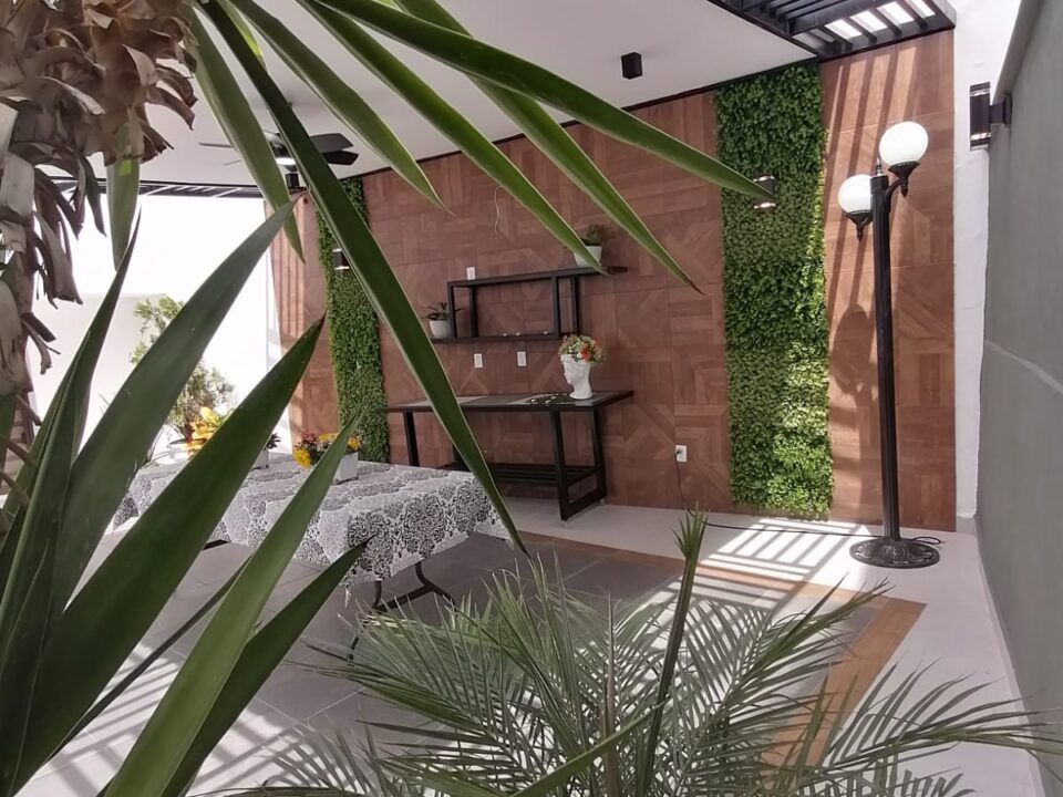 Diseño de terraza residencial con pérgola y vegetación en Loma Dorada, Querétaro