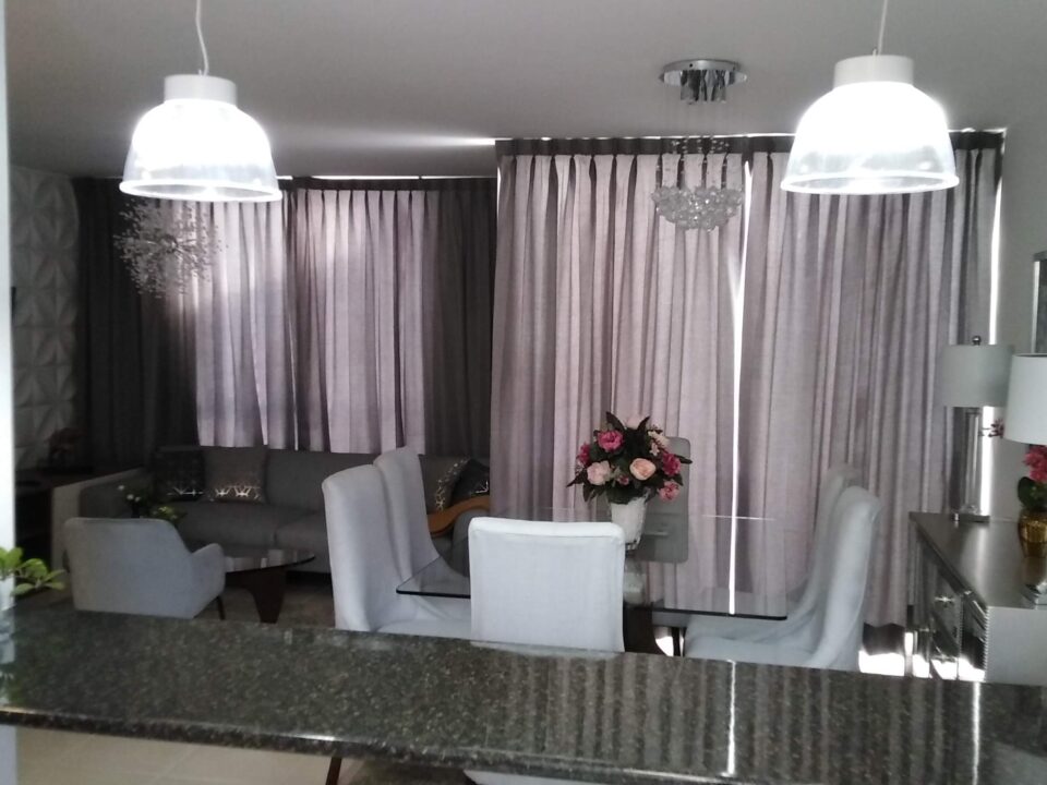 Diseño de cocina integrada con sala y comedor en Sonterra, Querétaro